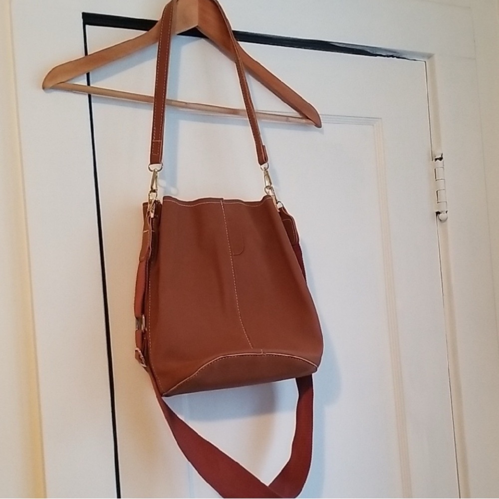 Hobo Brown Bucket Bag with Contrasting Stitching. NWOT - Picture 2 of 8